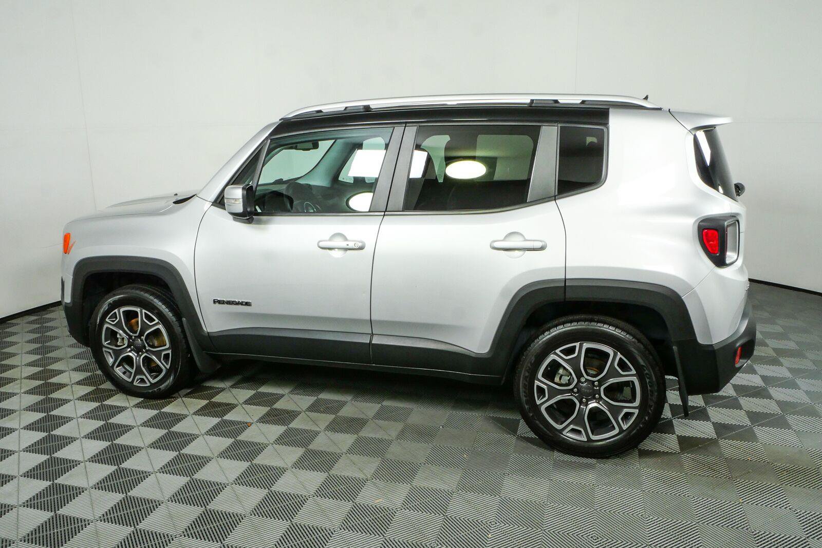 Used 2017 Jeep Renegade Limited AWD/4WD image 27