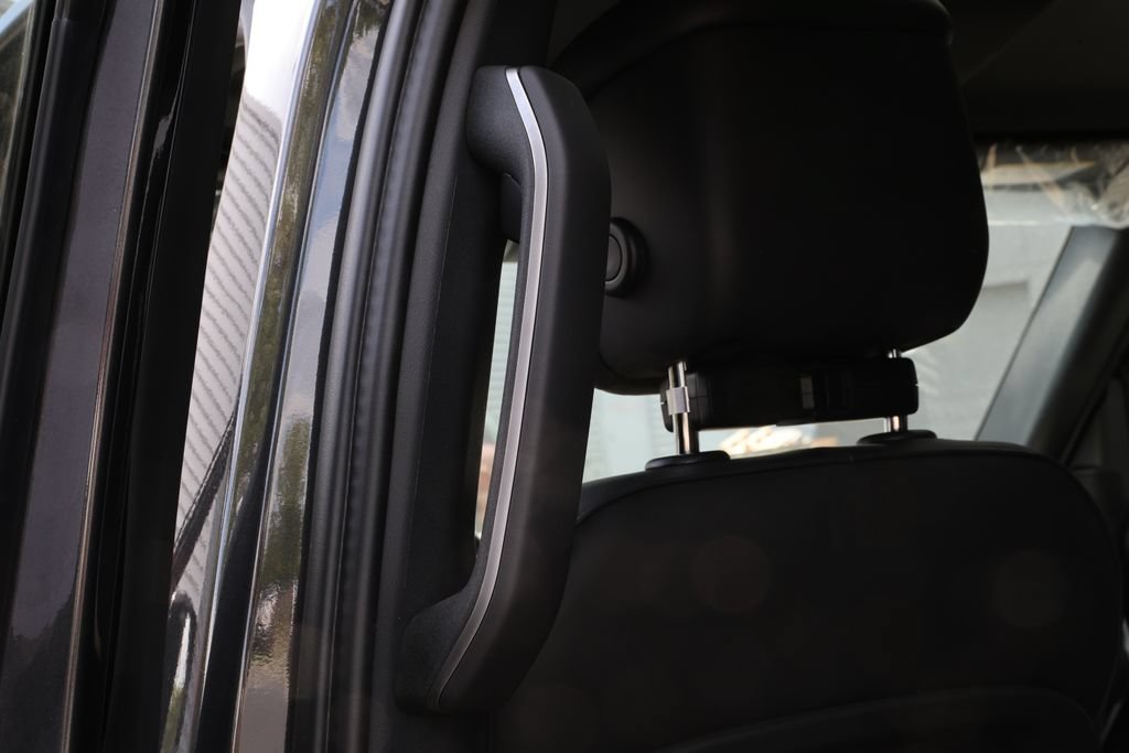 New 2026 Land Rover Defender 110 X-Dynamic SE AWD/4WD image 32