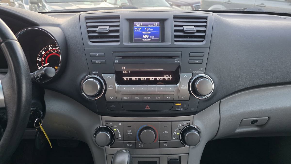 Used 2012 Toyota Highlander SE w/ Tow Pkg image 17