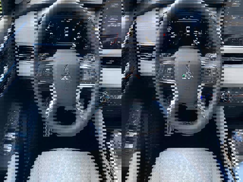 New 2025 Mitsubishi Outlander SEL image 4