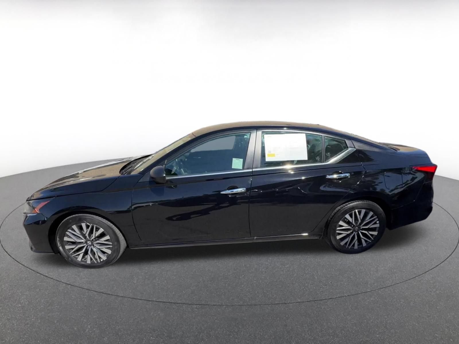 Used 2025 Nissan Altima 2.5 SV FWD image 8