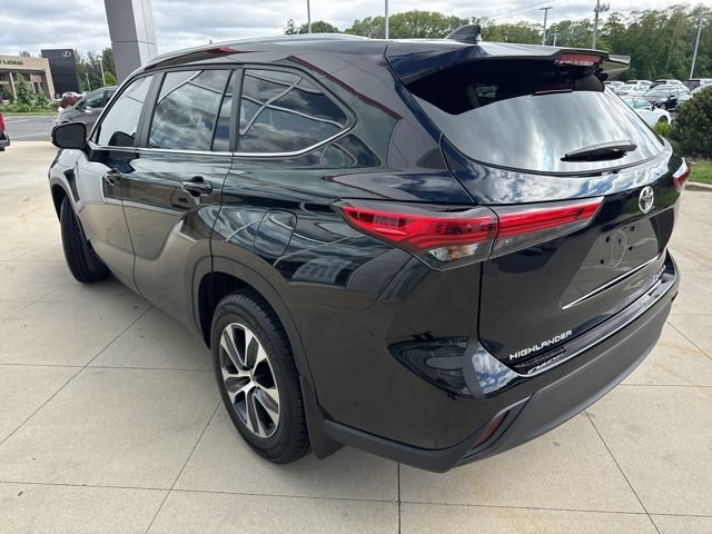 Used 2023 Toyota Highlander XLE AWD/4WD image 5