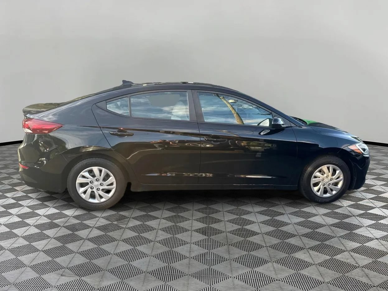 Used 2017 Hyundai Elantra SE FWD image 4