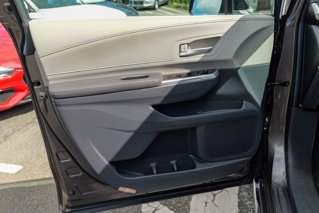 Used 2024 Toyota Sienna XLE w/ XLE Plus Package FWD image 16
