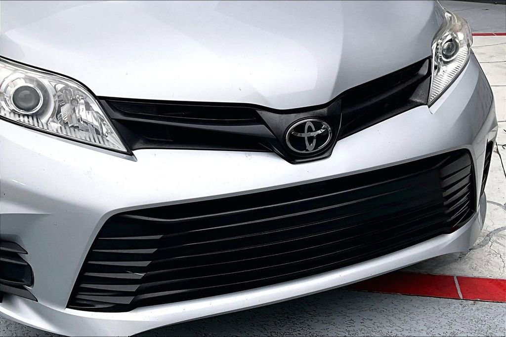 Used 2019 Toyota Sienna L image 31