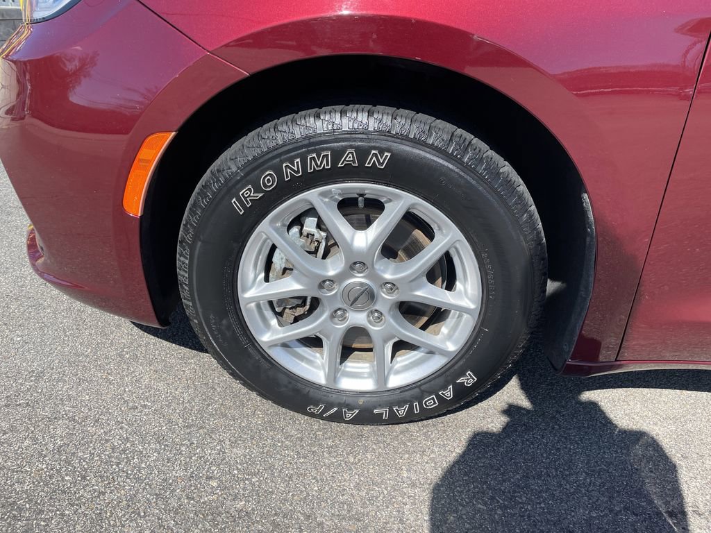 Certified 2023 Chrysler Pacifica Touring-L image 9