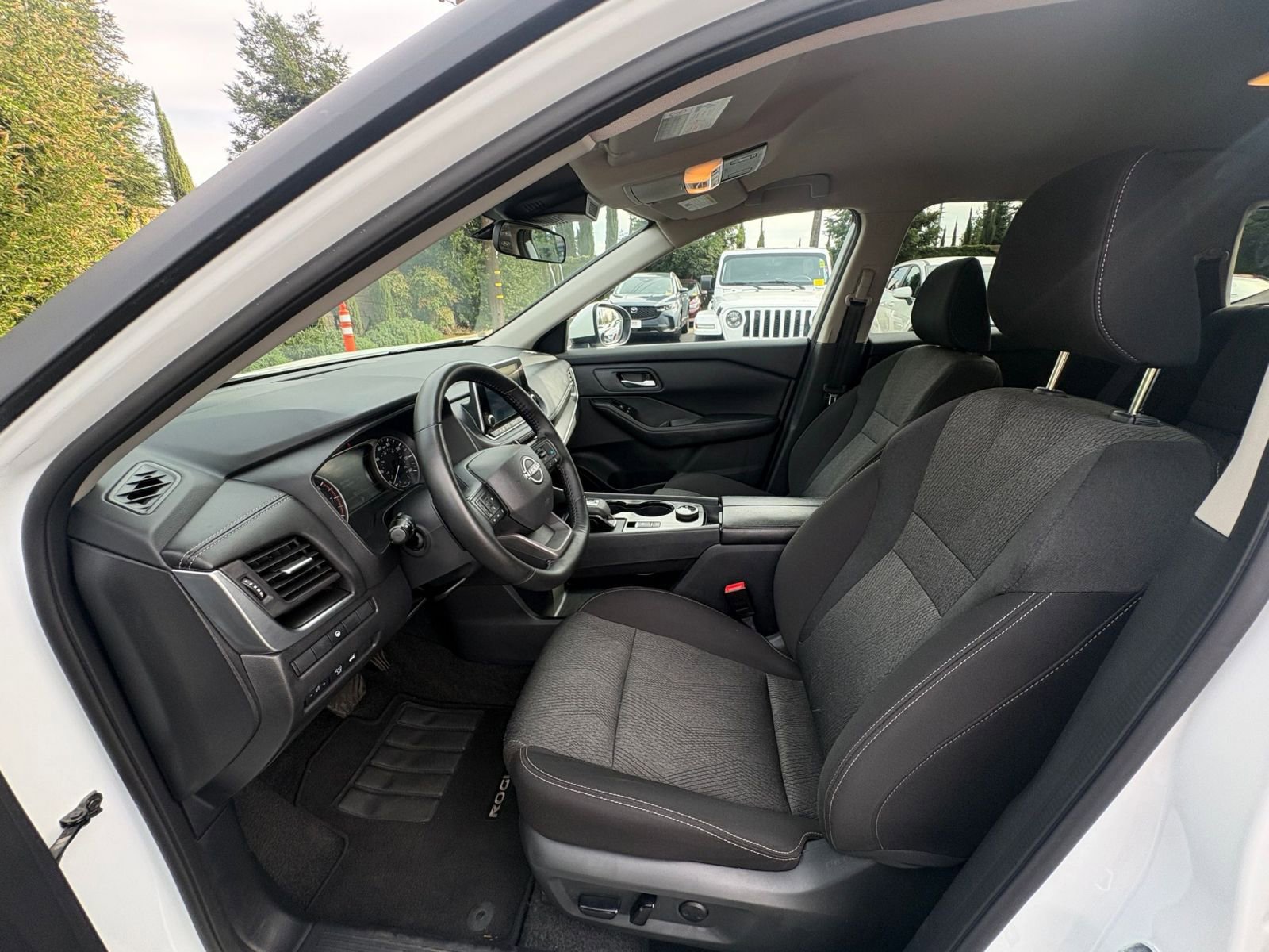 Used 2025 Nissan Rogue SV image 29