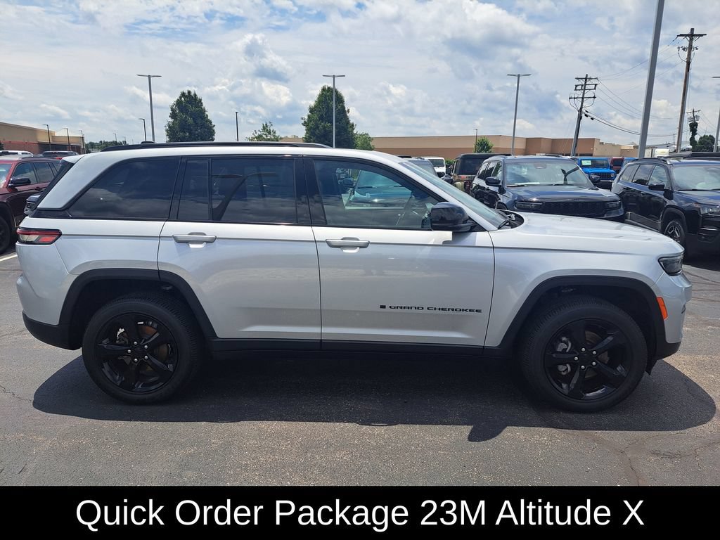 Certified 2024 Jeep Grand Cherokee Altitude AWD/4WD image 3