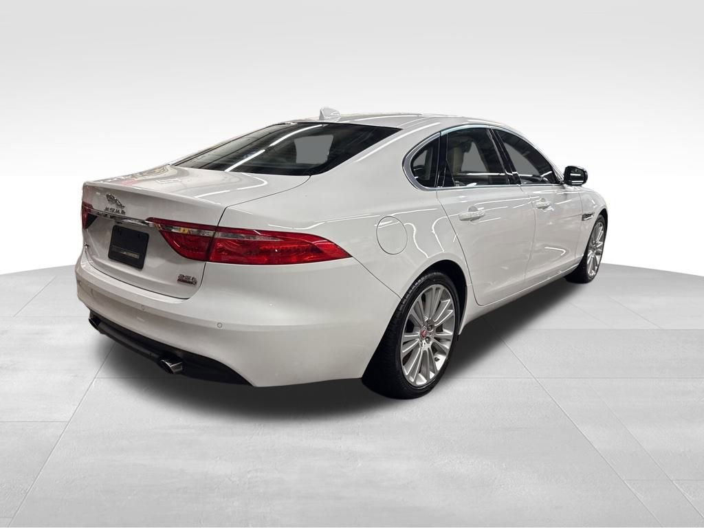 Used 2020 Jaguar XF Premium image 5