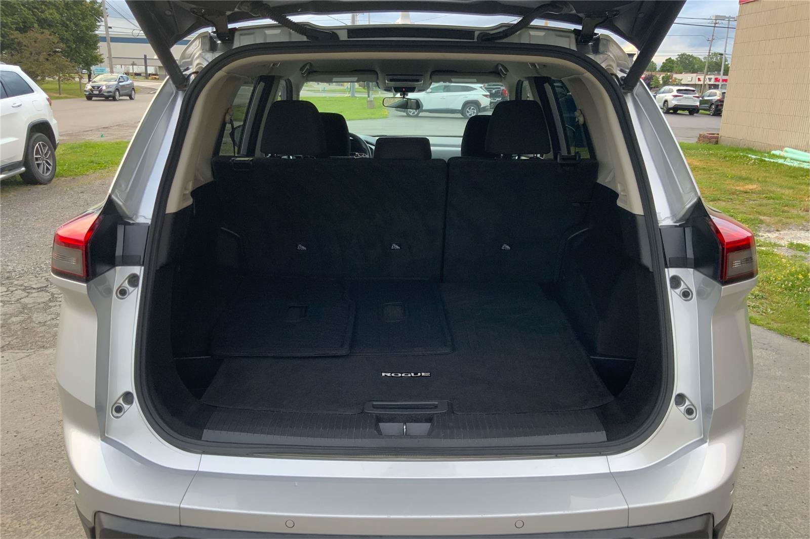 Used 2024 Nissan Rogue SV AWD/4WD image 12