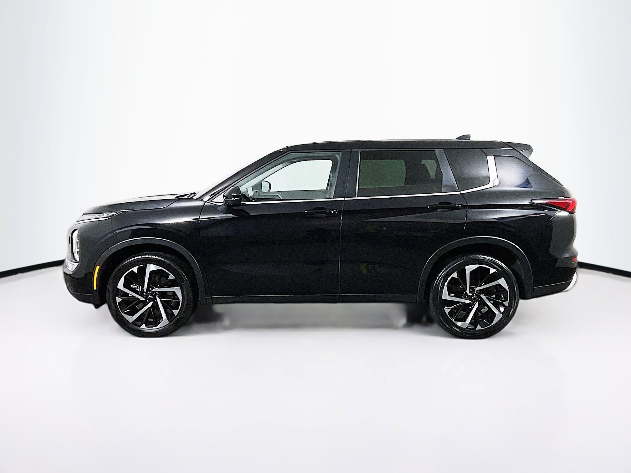 Used 2024 Mitsubishi Outlander SE image 4