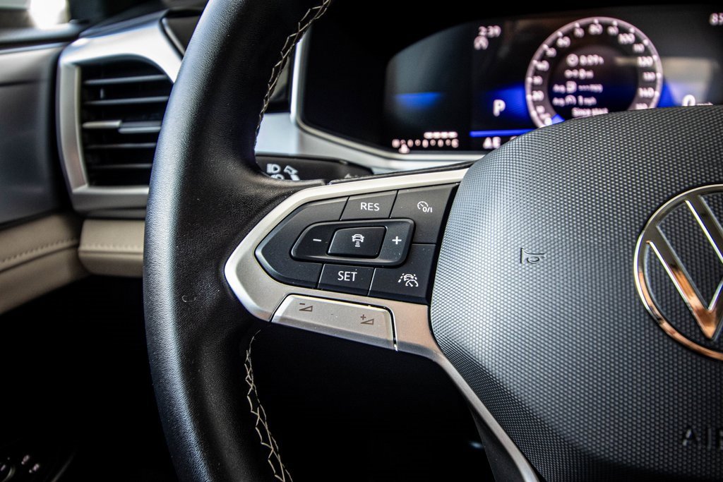 Certified 2025 Volkswagen Taos SE w/ Black Wheel Package image 32