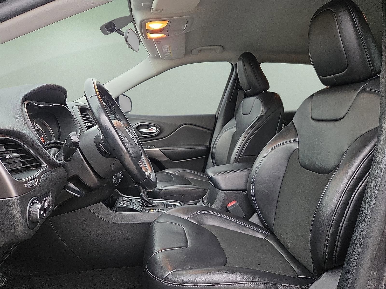 Used 2020 Jeep Cherokee Latitude Plus w/ Cold Weather Group image 14