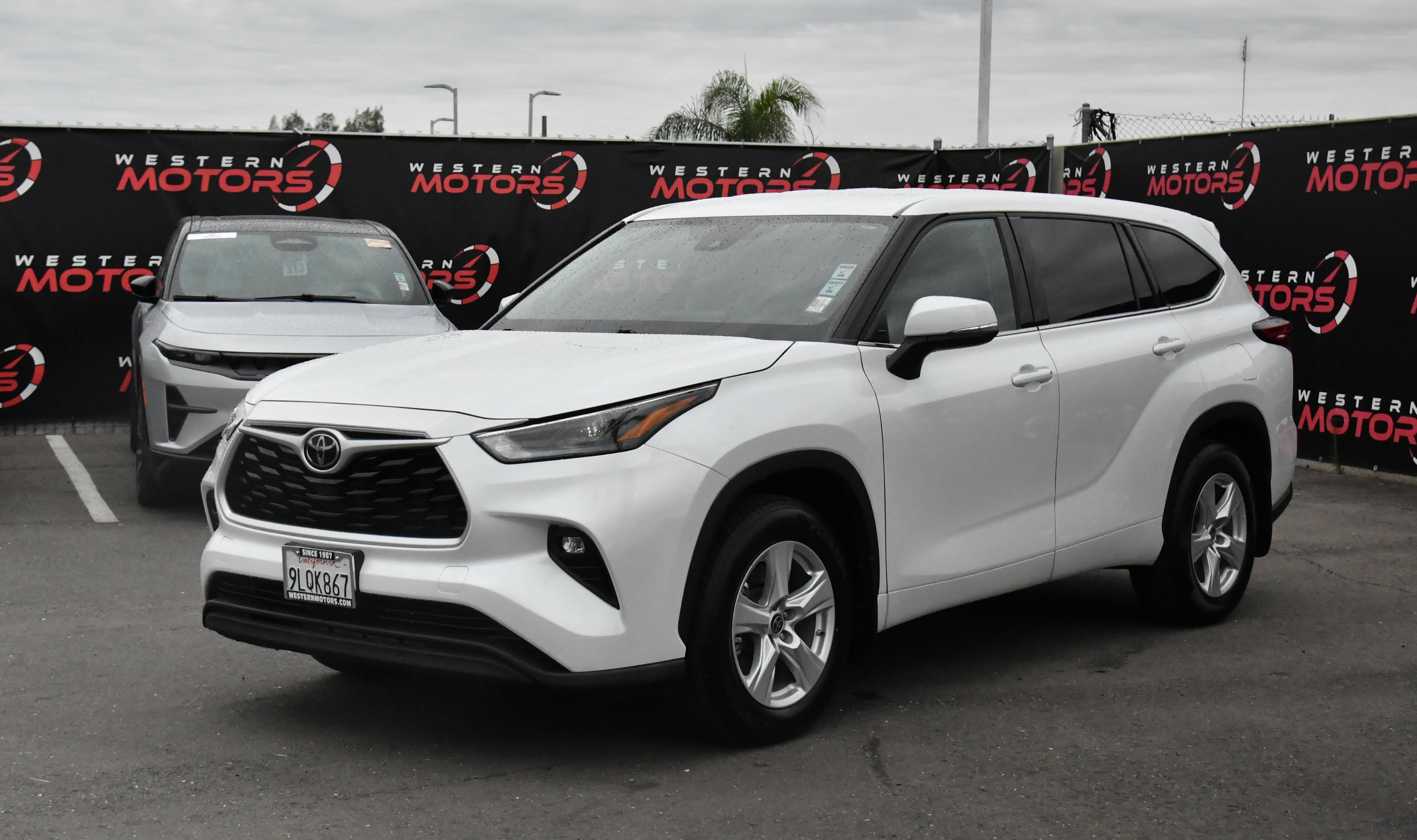 Used 2022 Toyota Highlander LE AWD/4WD image 3
