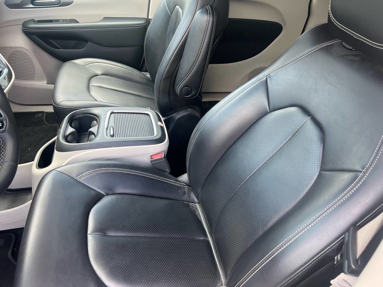 Used 2023 Chrysler Pacifica Touring-L image 10