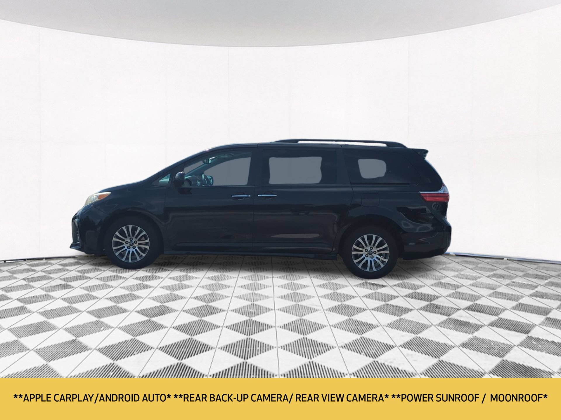 Used 2018 Toyota Sienna XLE w/ XLE Navigation Package FWD image 2
