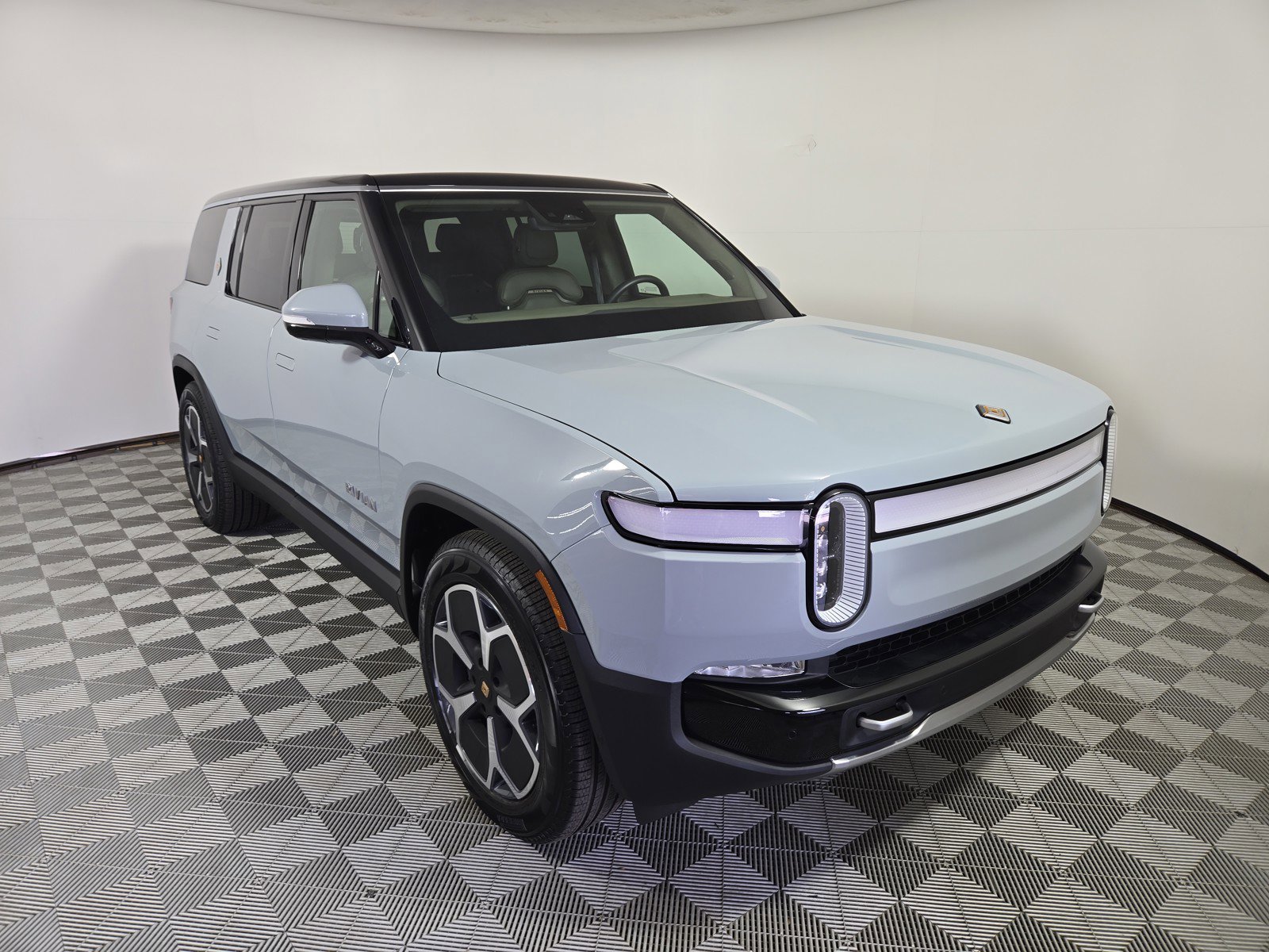 Used 2024 Rivian R1S Adventure AWD/4WD image 7