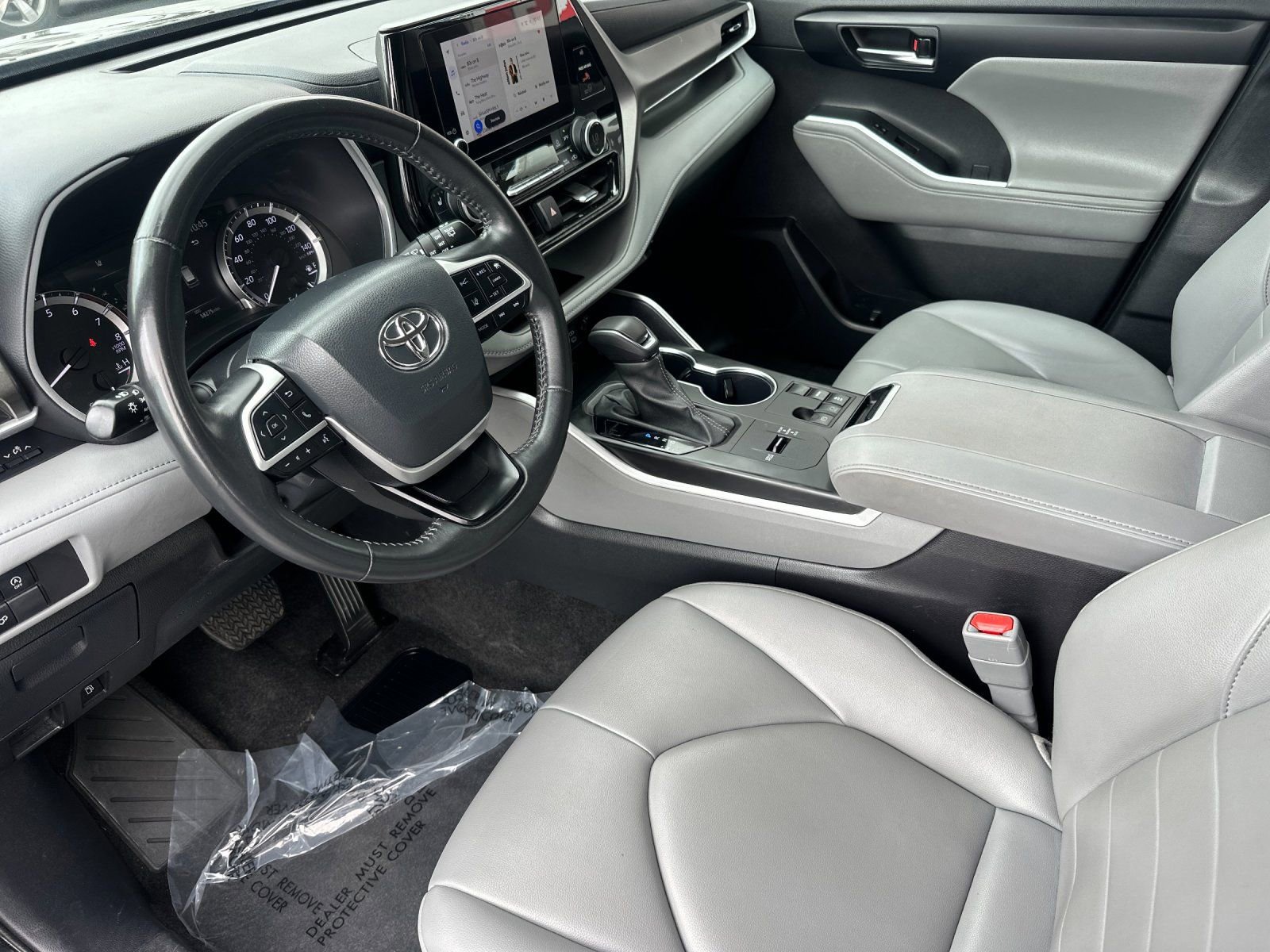 Used 2024 Toyota Highlander XLE FWD image 9