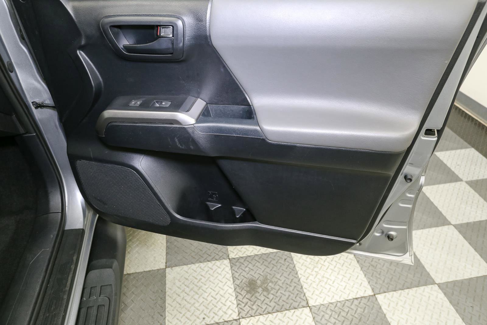 Used 2017 Toyota Tacoma SR5 image 19