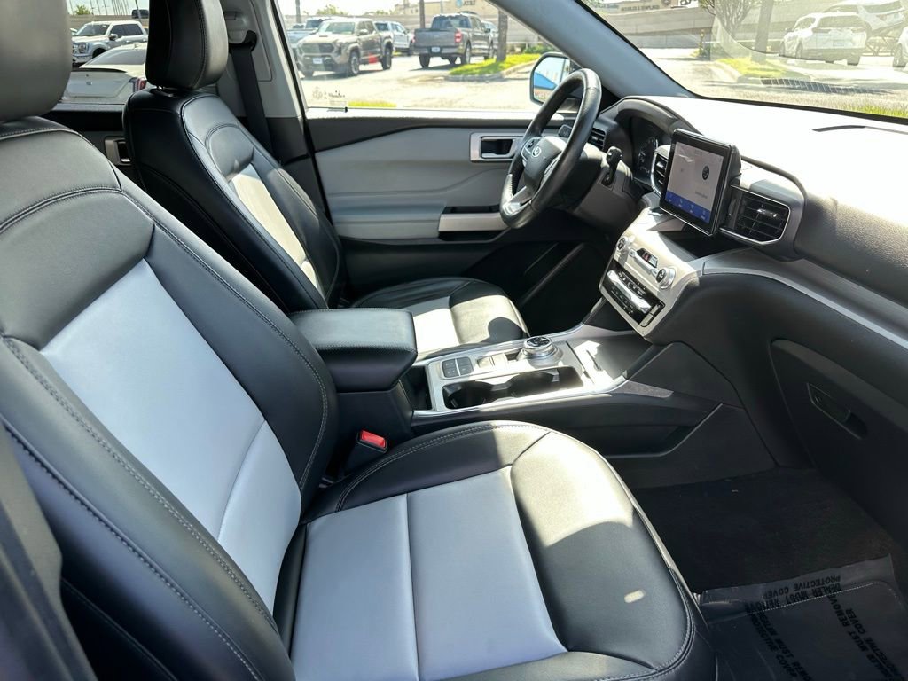 Used 2023 Ford Explorer XLT w/ Equipment Group 202A RWD image 23