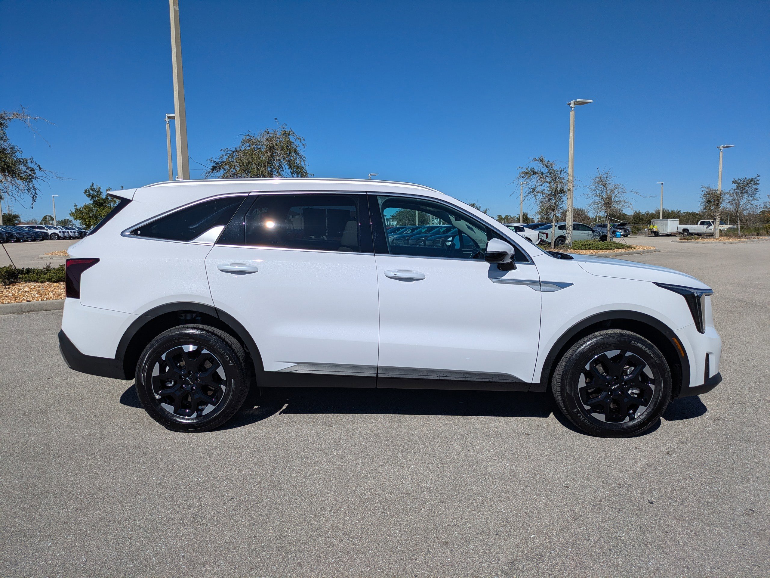 Certified 2025 Kia Sorento S image 4