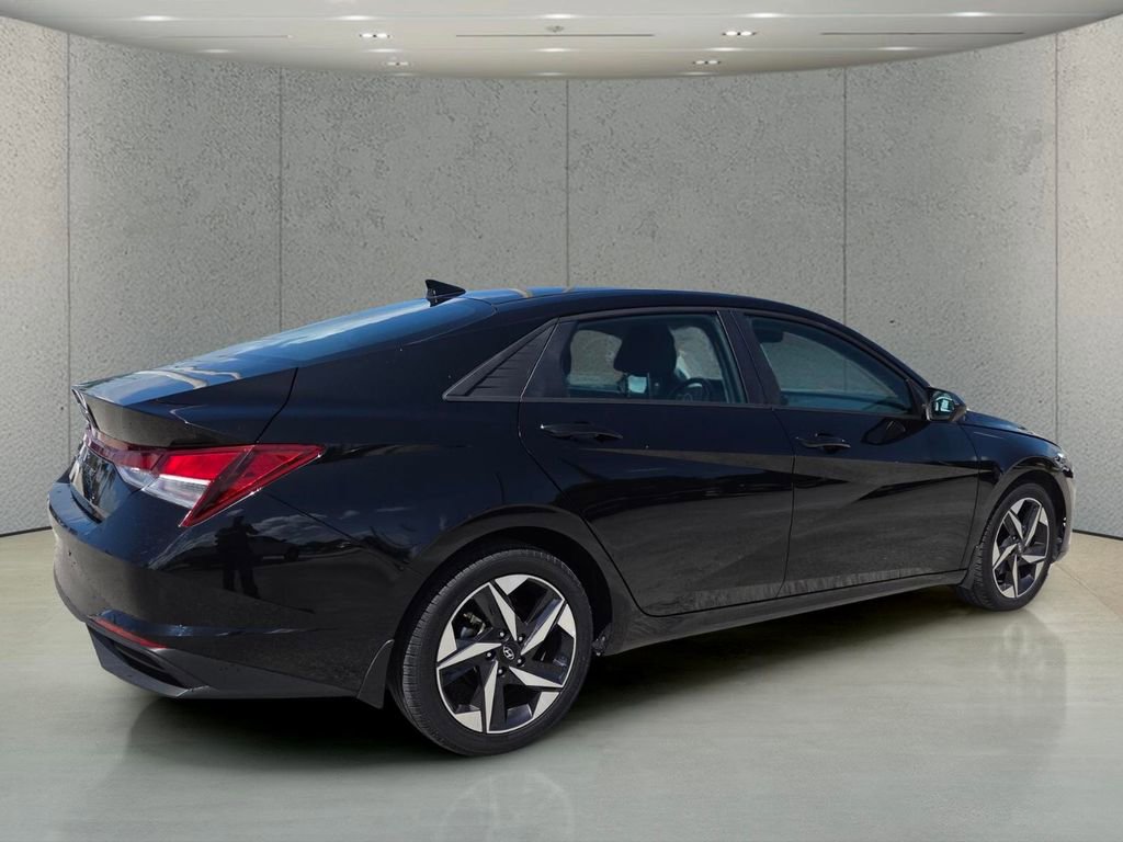 Used 2023 Hyundai Elantra SEL w/ Convenience Package image 3