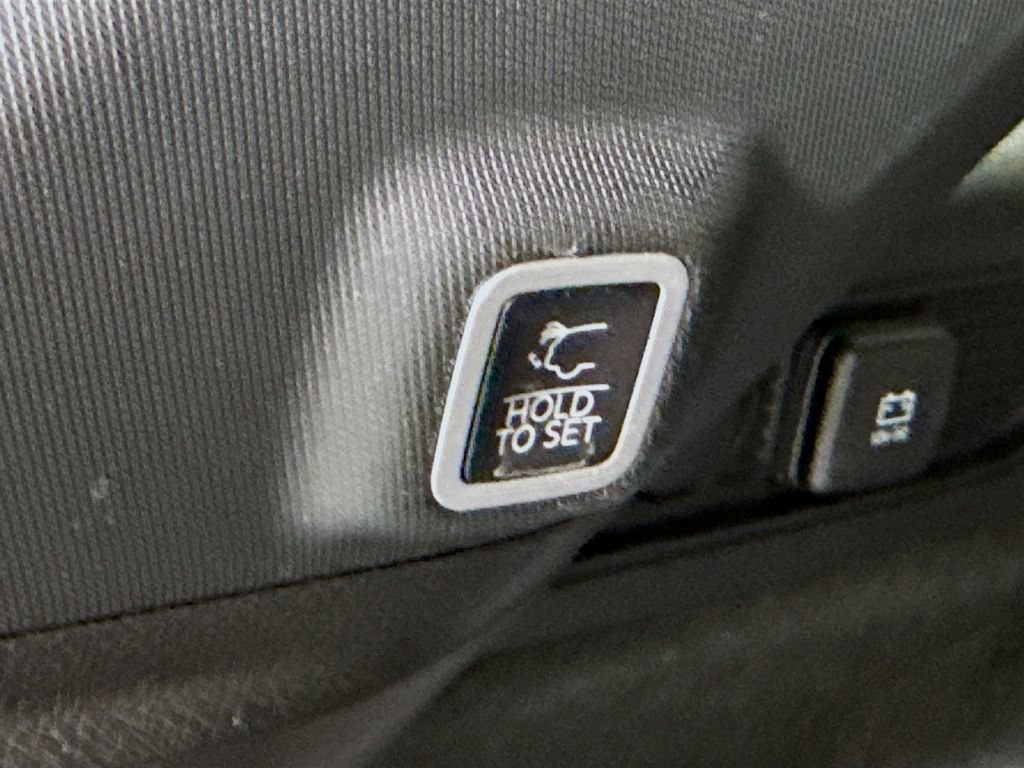 Used 2023 Jeep Grand Cherokee Overland AWD/4WD image 33