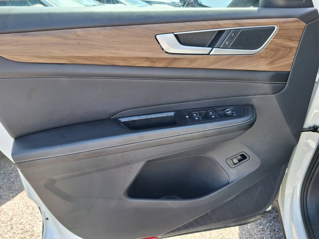Used 2025 Volkswagen Atlas SE FWD image 31
