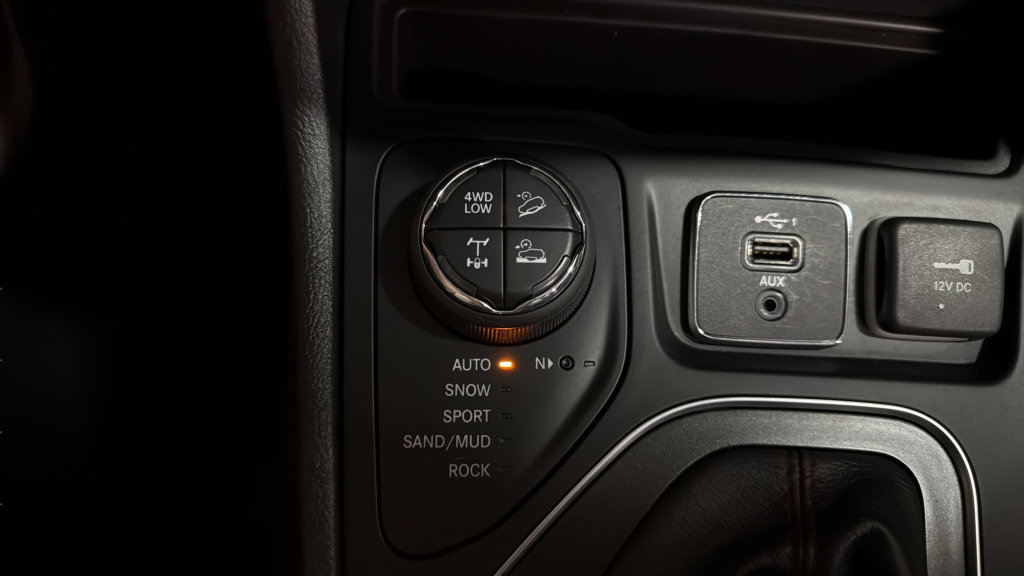 Used 2019 Jeep Cherokee Trailhawk AWD/4WD image 28