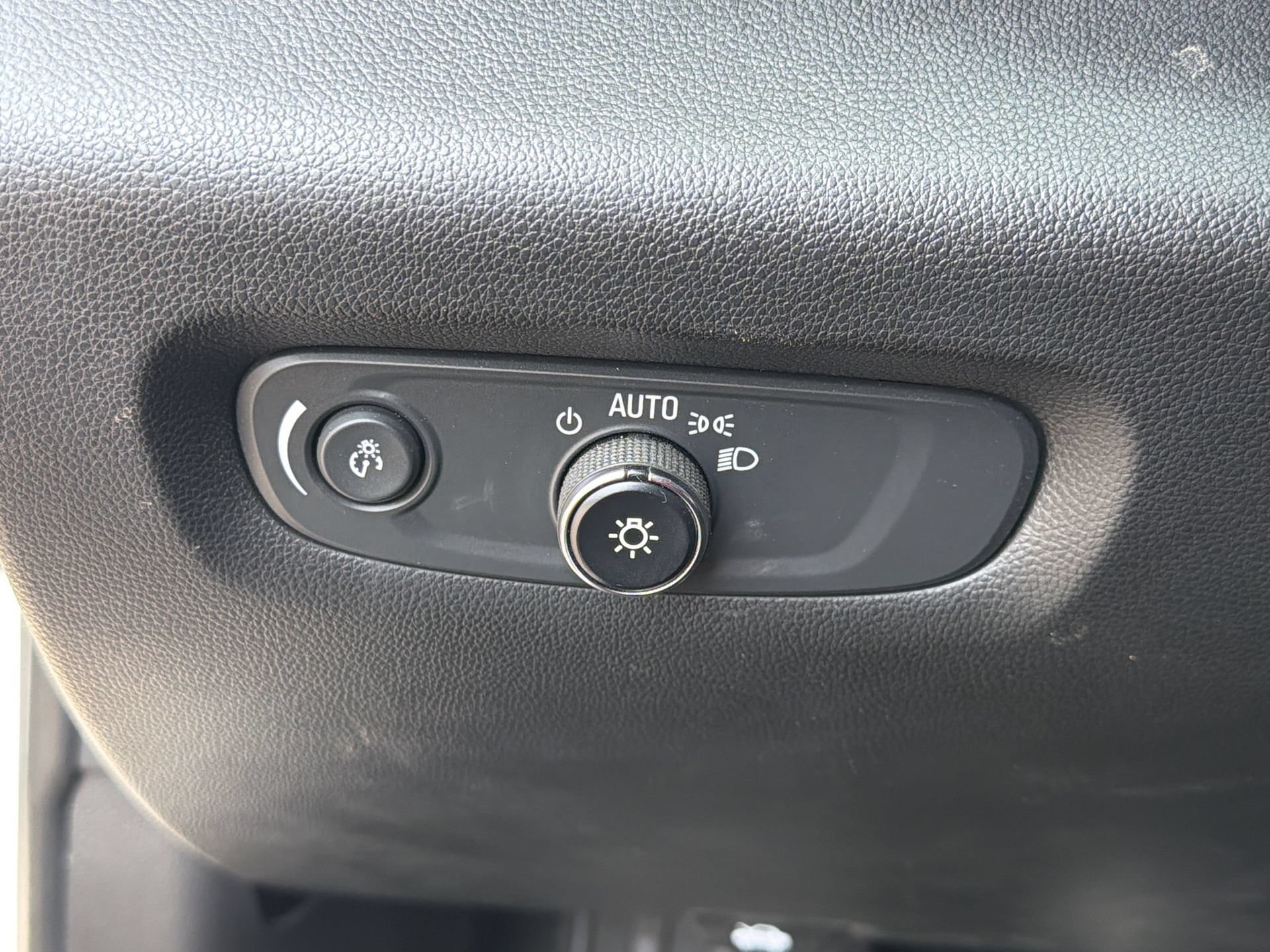 Used 2021 Chevrolet Traverse LS FWD image 16