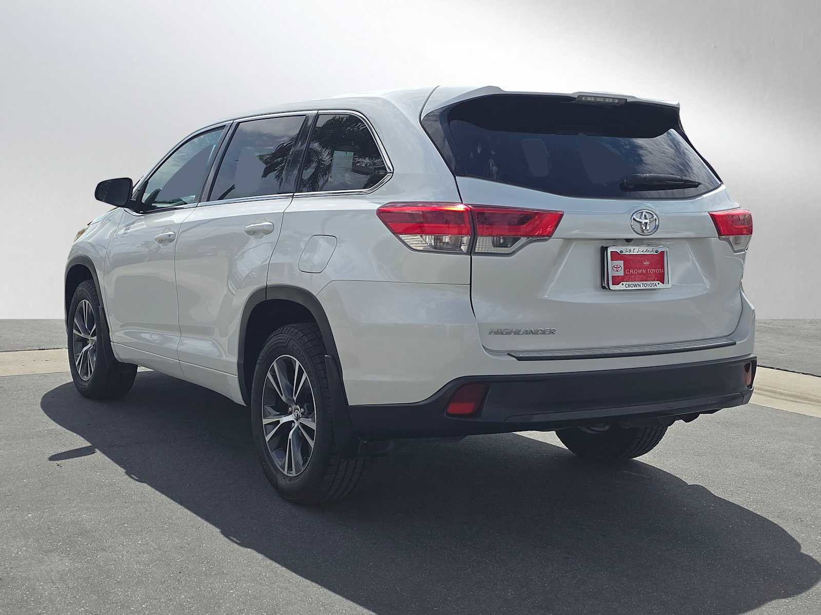 Used 2017 Toyota Highlander LE FWD image 5