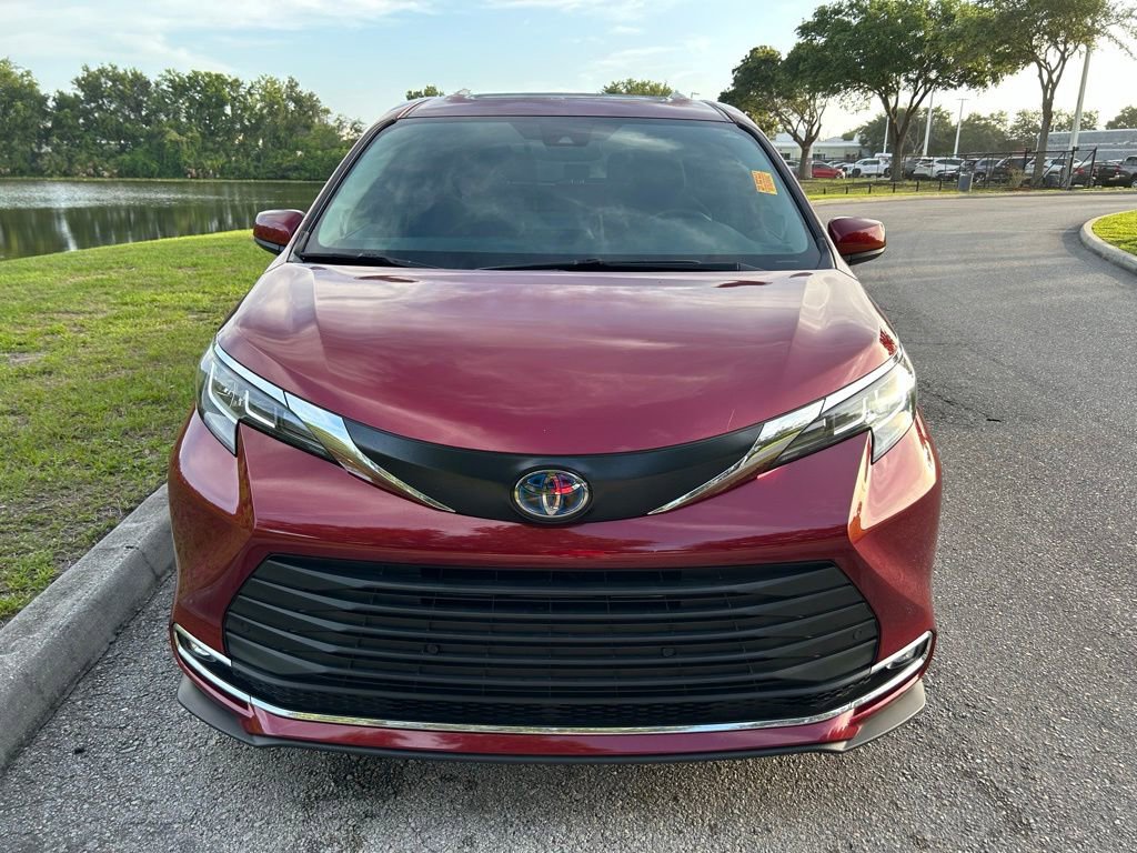 Used 2022 Toyota Sienna XLE w/ XLE Plus Package FWD image 9