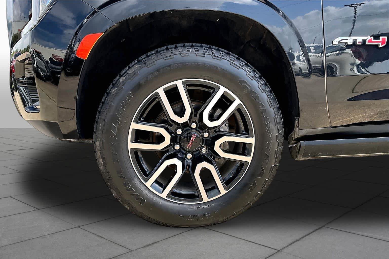 Used 2022 GMC Yukon XL AT4 AWD/4WD image 11