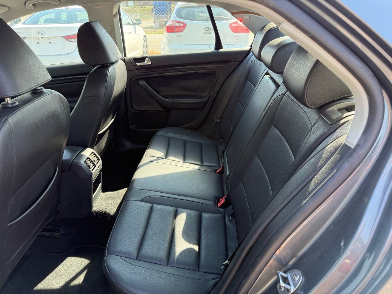Used 2010 Volkswagen Jetta SE FWD image 14