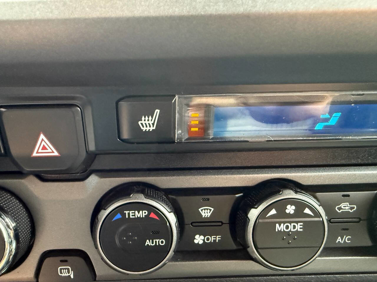 Used 2020 Toyota Tacoma TRD Sport w/ Technology Package image 39