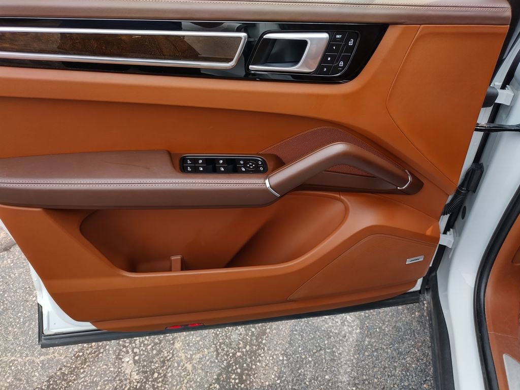 Used 2022 Porsche Cayenne S Platinum image 7