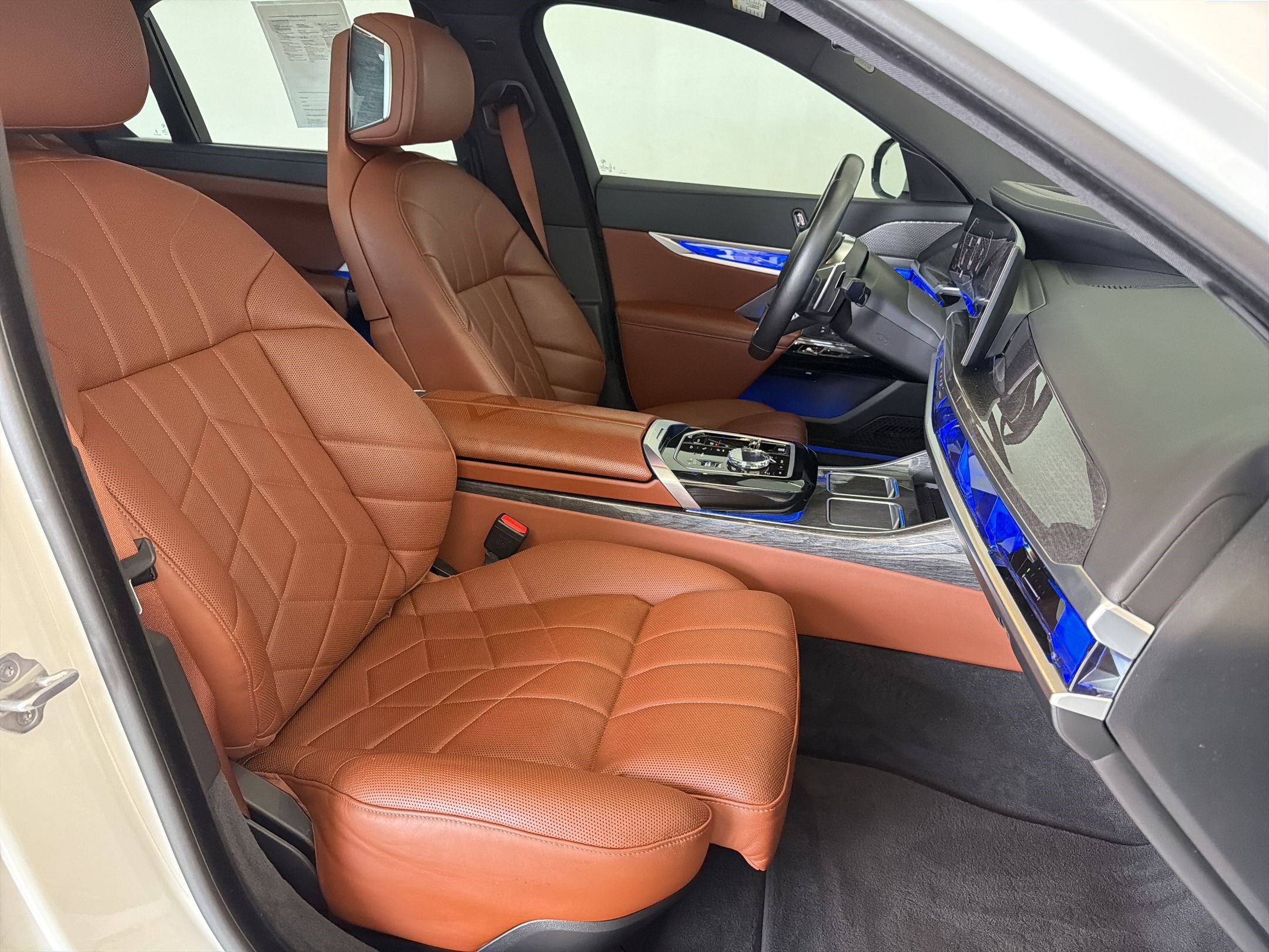 Certified 2024 BMW 760i xDrive AWD/4WD image 31