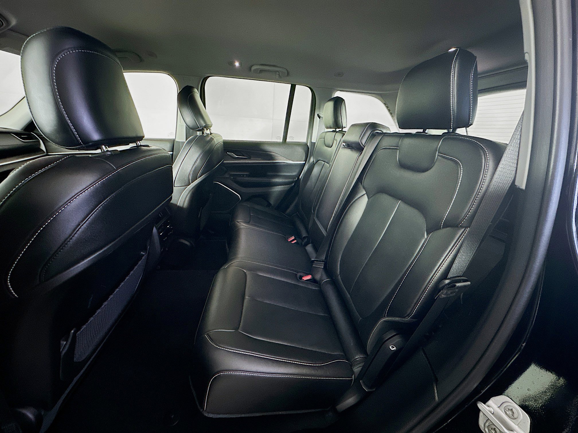 Used 2023 Jeep Grand Cherokee Limited w/ Black Appearance Package image 28