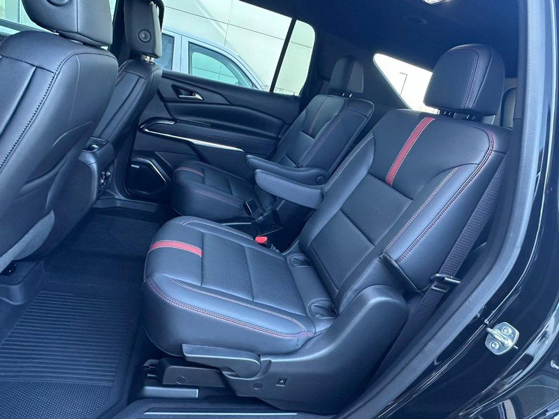 Used 2025 Chevrolet Traverse RS image 12