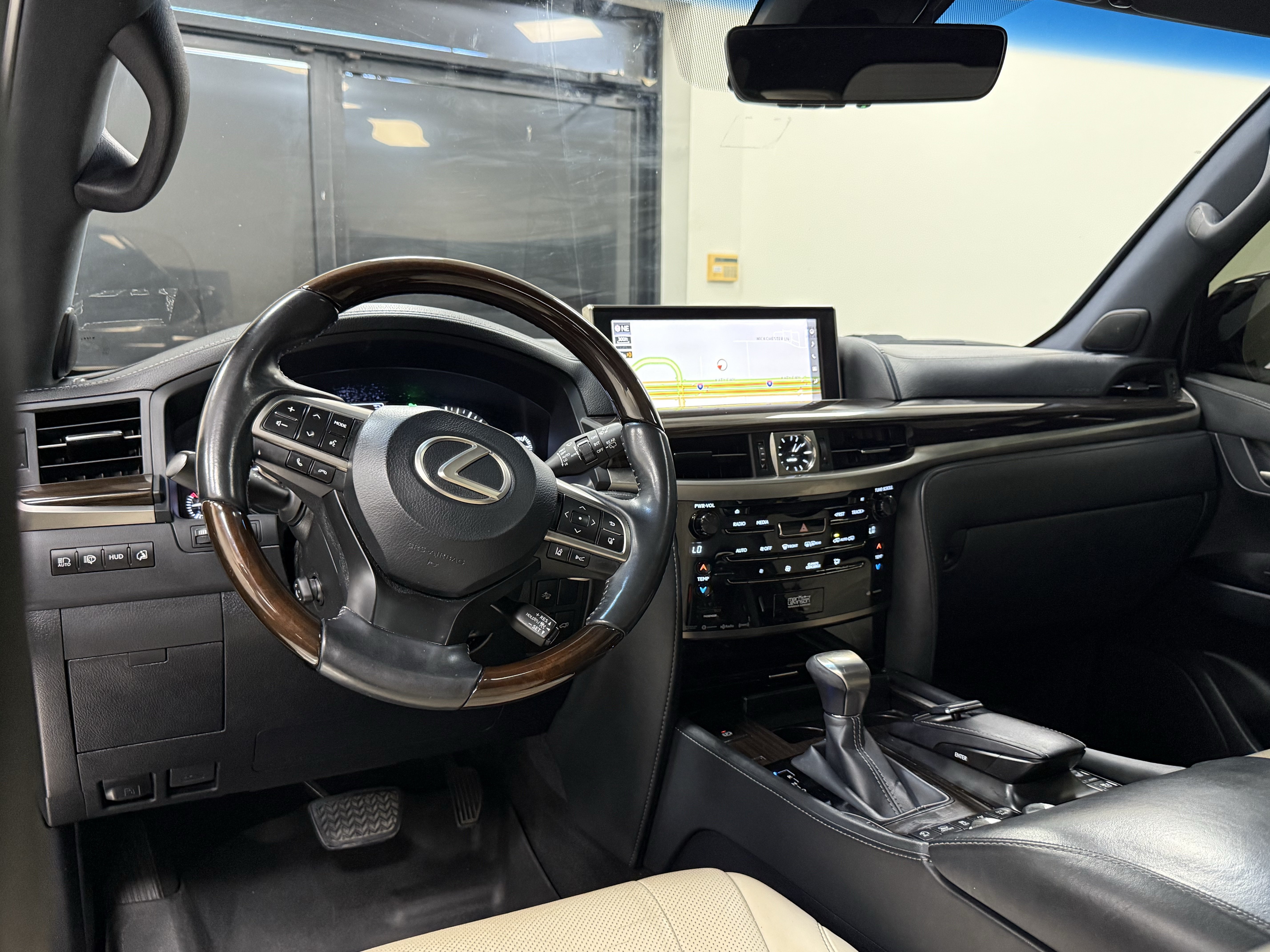 Used 2019 Lexus LX 570 4WD w/ Inspiration Series image 18
