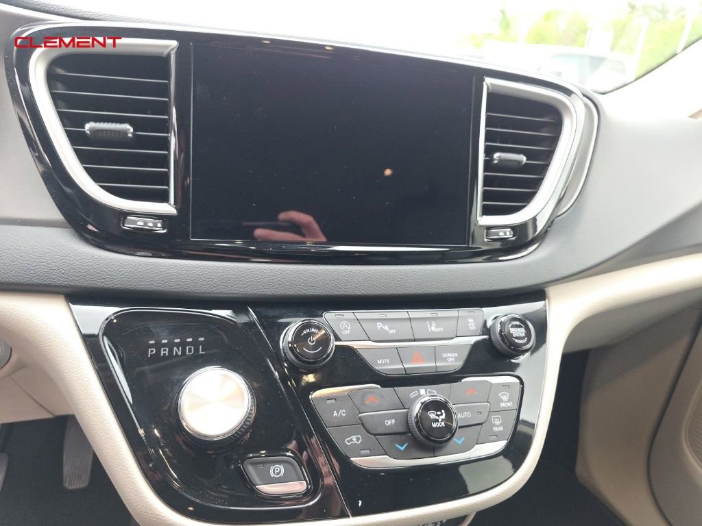 Used 2023 Chrysler Pacifica Touring-L image 12