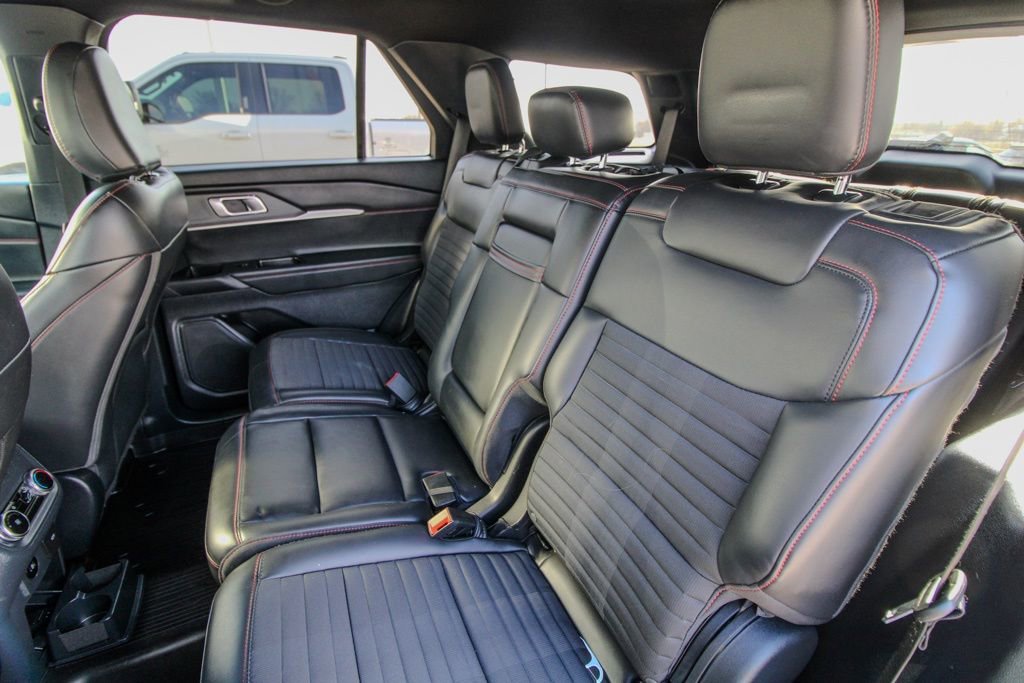 Used 2025 Ford Explorer ST-Line w/ ST-Line Street Pack image 9