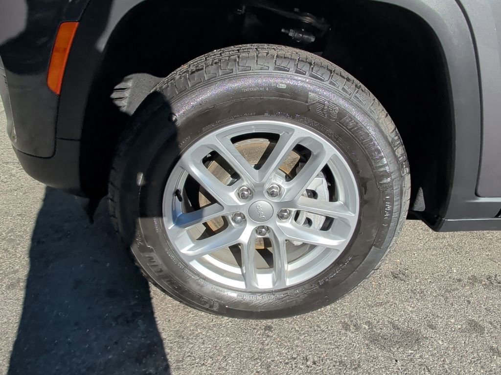Used 2025 Jeep Grand Cherokee Laredo X w/ Luxury Tech Group I image 9