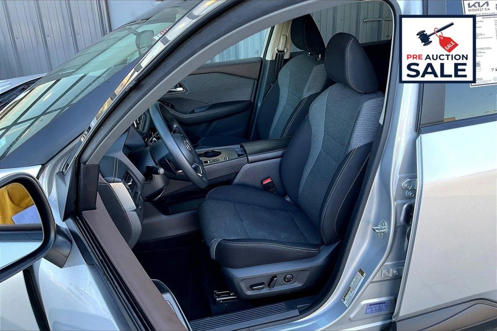 Used 2023 Nissan Rogue SV image 24