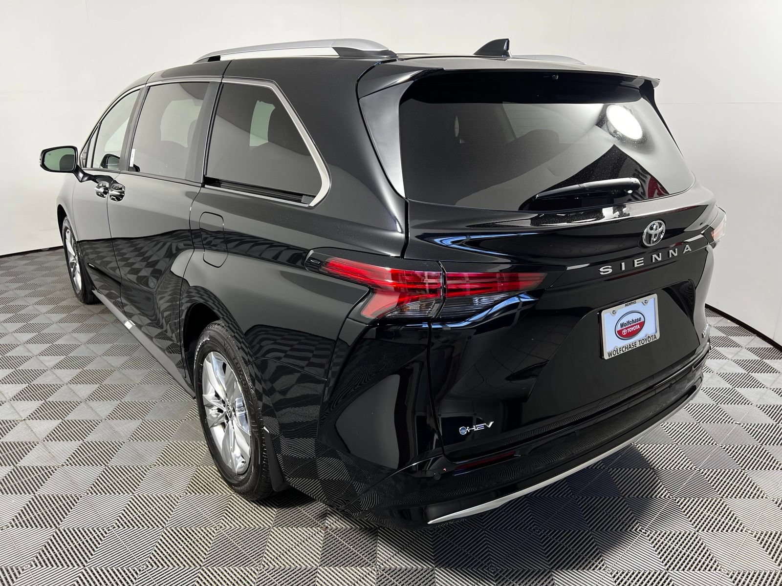 Used 2026 Toyota Sienna Limited FWD image 7