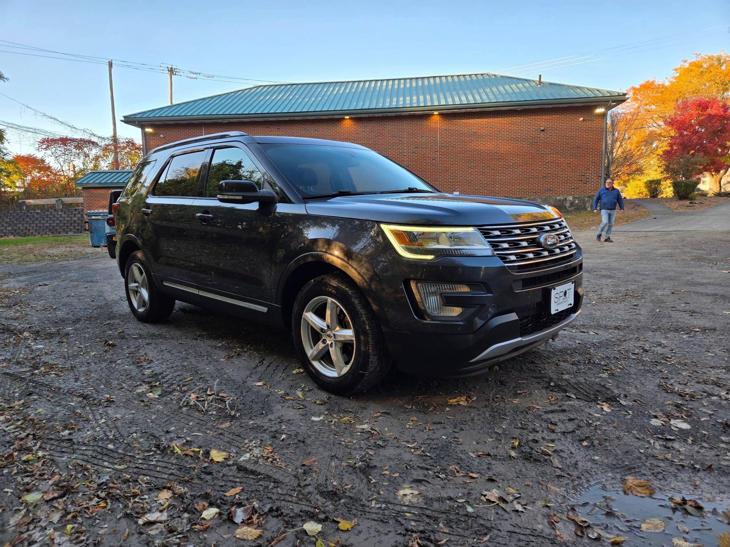 Used 2017 Ford Explorer XLT w/ Equipment Group 202A AWD/4WD image 11