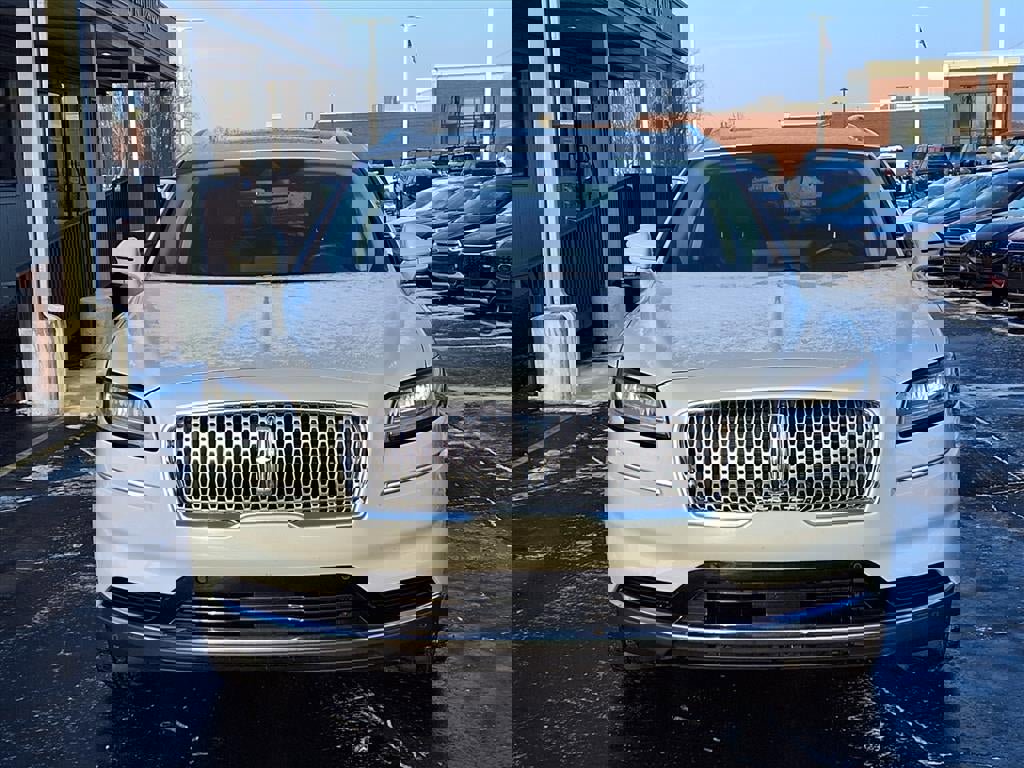 Used 2023 Lincoln Nautilus Reserve w/ Equipment Group 201A image 2