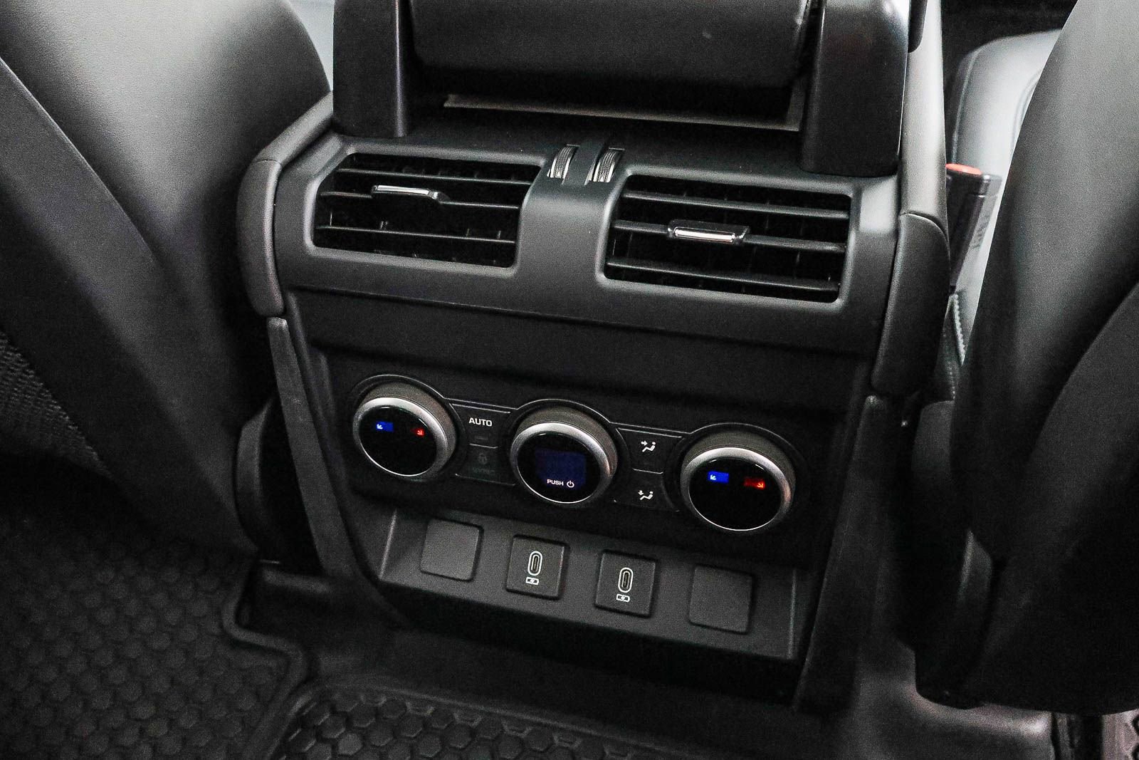 New 2026 Land Rover Defender 130 X-Dynamic SE image 21