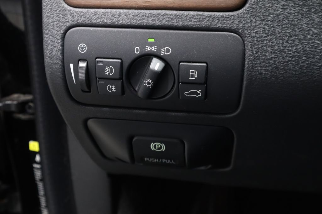 Used 2010 Volvo XC70 3.2 image 25