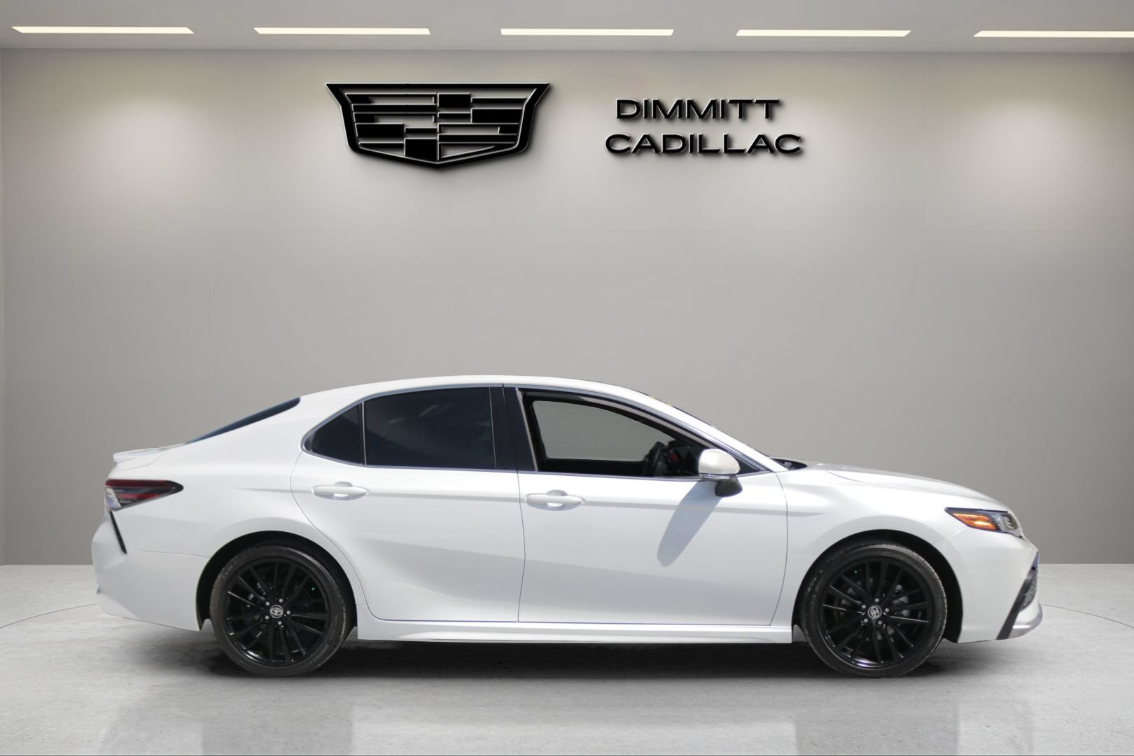 Used 2021 Toyota Camry XSE FWD image 4